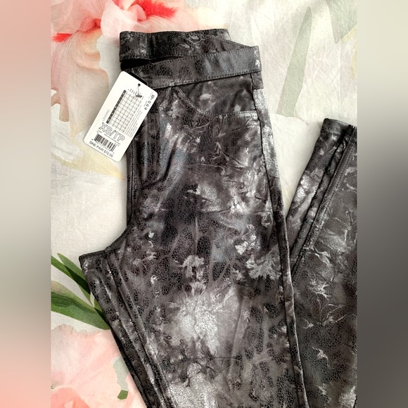 ❗️CLEAROUT❗️ NWT! HUE SILVER crackle snake print JEAN LEGGINGS - real pockets XS - Picture 2 of 5